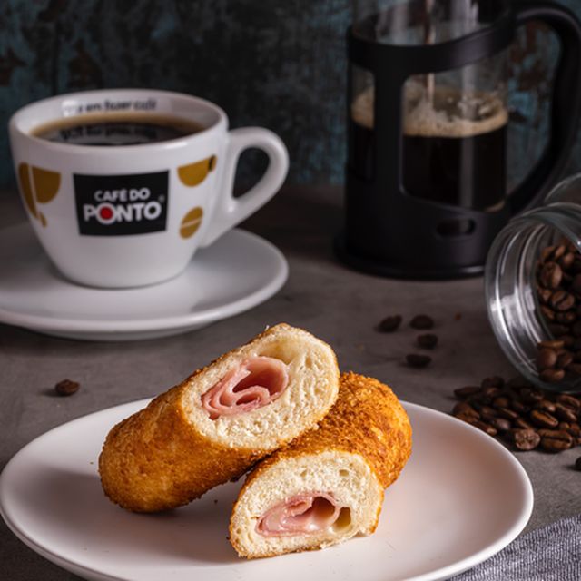 Café coado e croissant recheado