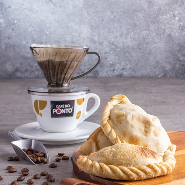 Café coado e empanada